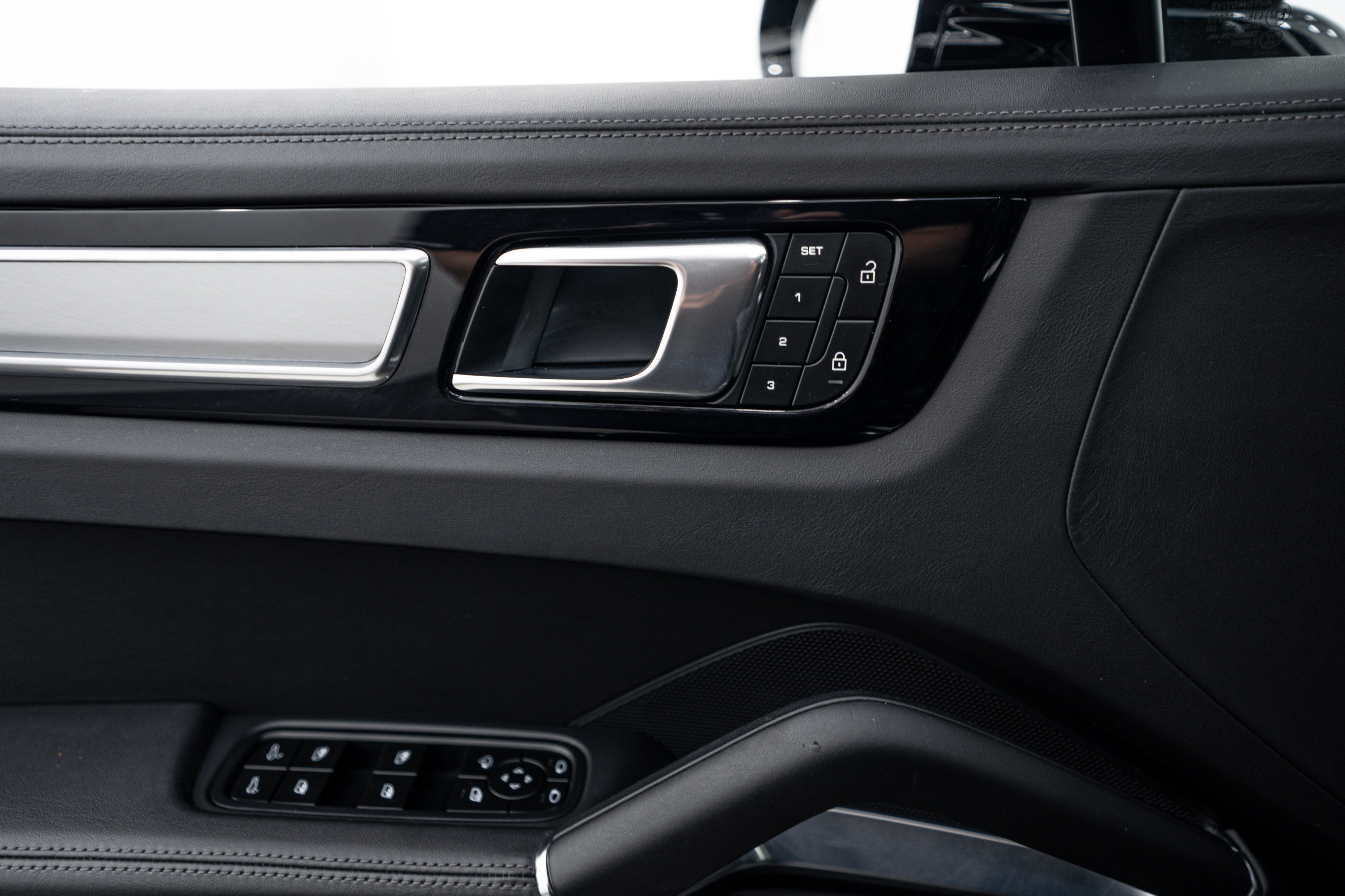 Certified 2023 Porsche Cayenne Turbo AWD/4WD image 19