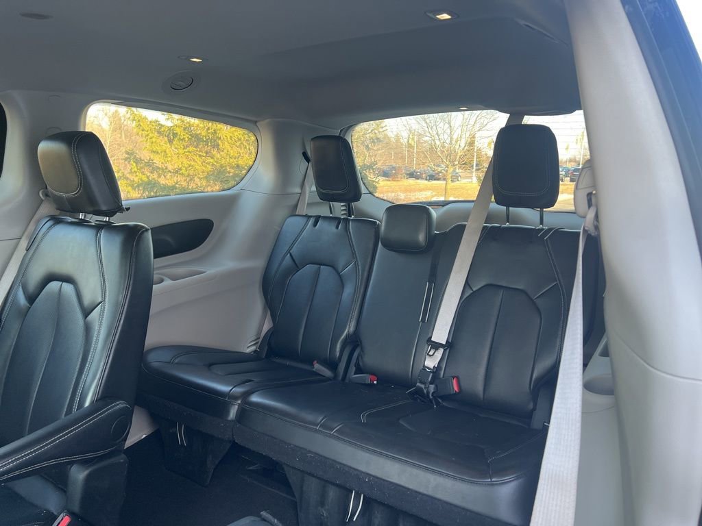 Used 2024 Chrysler Pacifica Touring-L image 29