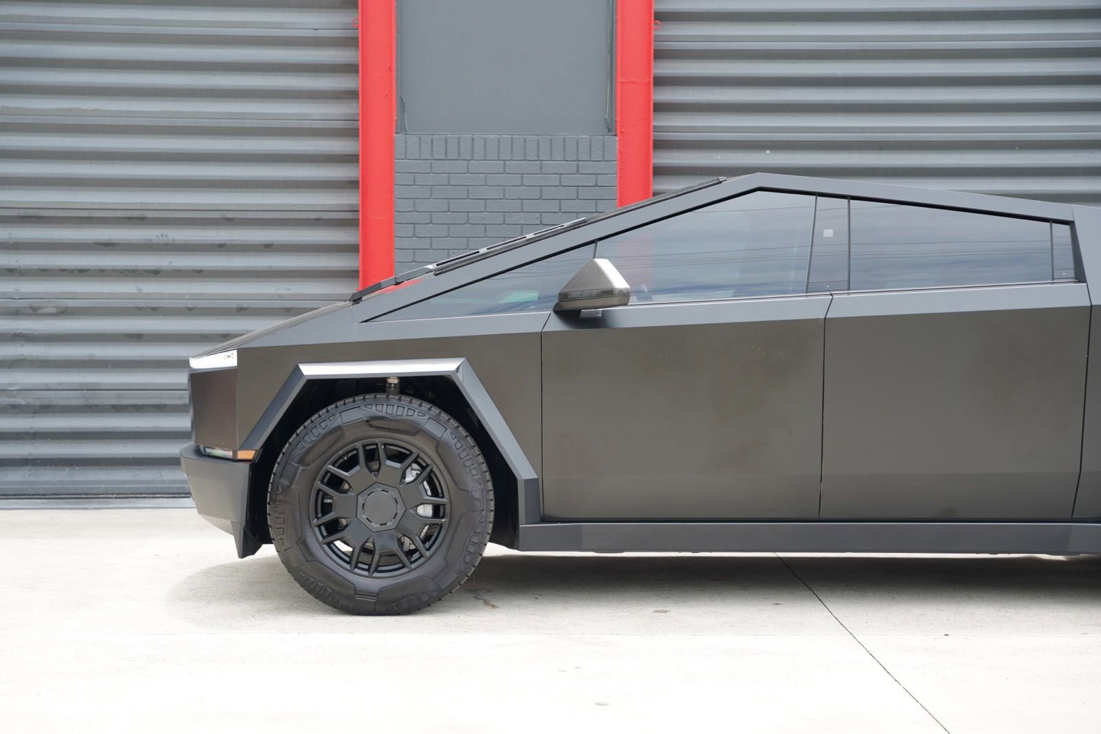 Used 2025 Tesla Cybertruck AWD Crew Cab image 11