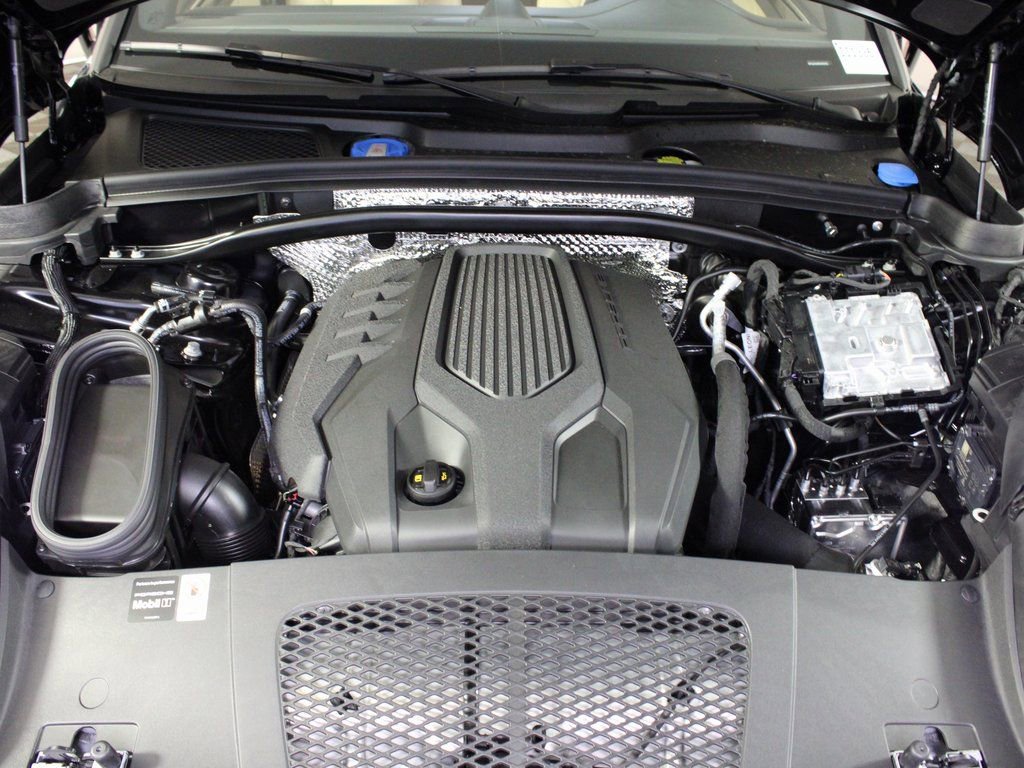Certified 2025 Porsche Macan image 39