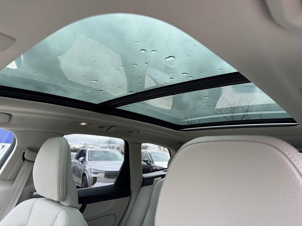 Used 2022 Volvo XC60 B5 Momentum w/ Climate Package image 7