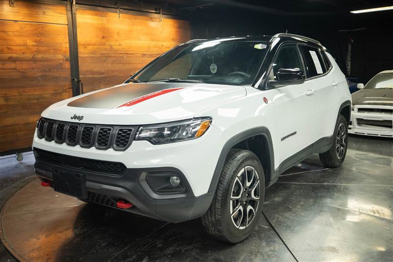 Used 2025 Jeep Compass Trailhawk AWD/4WD image 2