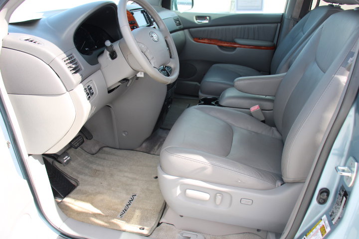 Used 2009 Toyota Sienna XLE image 11