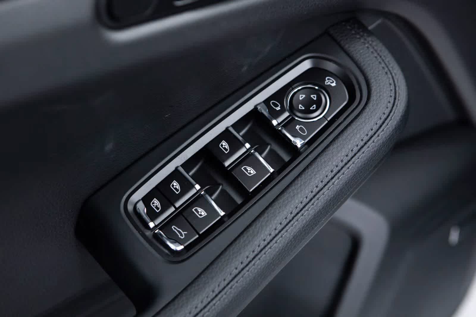 Certified 2026 Porsche Macan AWD/4WD image 25