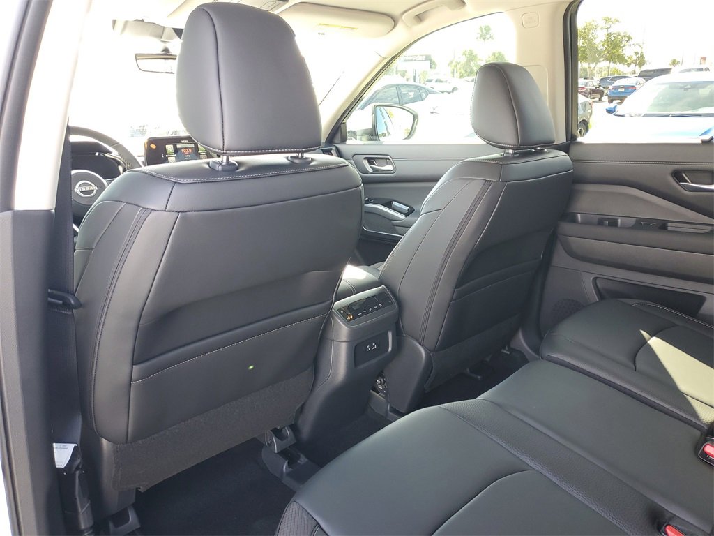 New 2025 Nissan Pathfinder SL w/ SL Premium Package image 7