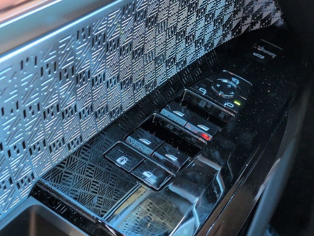 New 2026 BMW 750e xDrive w/ Executive Package image 23