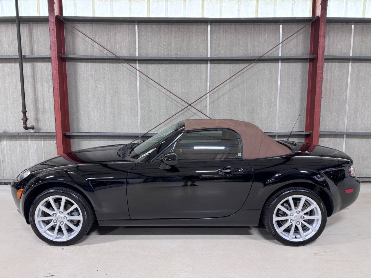 Used 2006 MAZDA MX-5 Miata Grand Touring RWD image 16