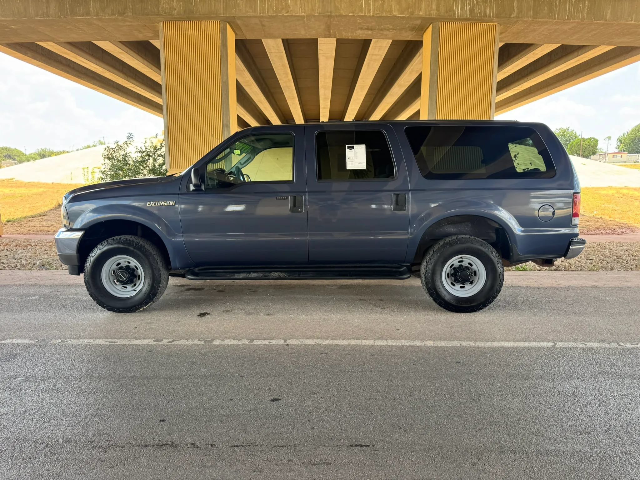 Used 2003 Ford Excursion XLT AWD/4WD image 6