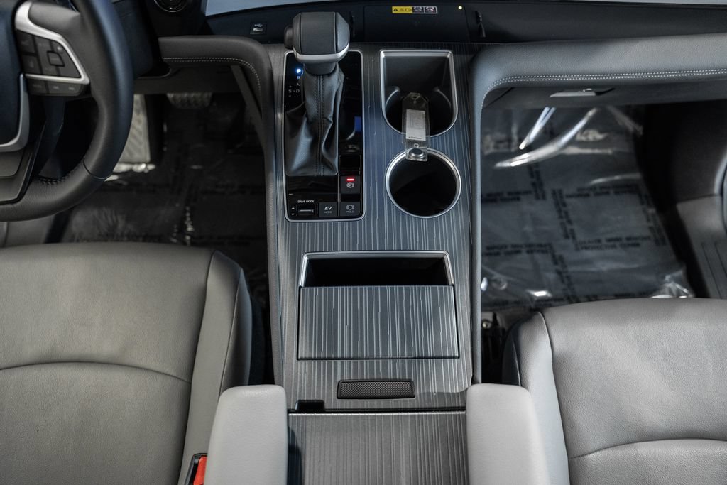 Used 2025 Toyota Sienna XLE FWD image 28