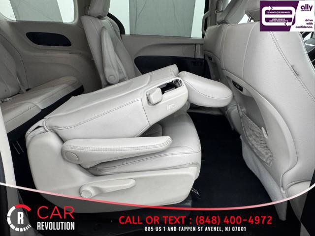 Used 2021 Chrysler Pacifica Touring-L FWD image 61