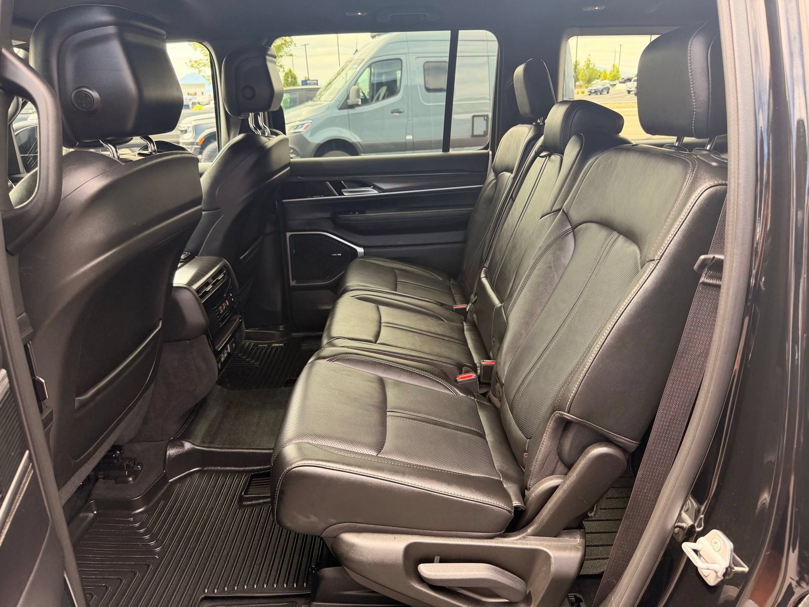 Used 2023 Jeep Wagoneer Series III w/ Preferred Equipment Group AWD/4WD image 20