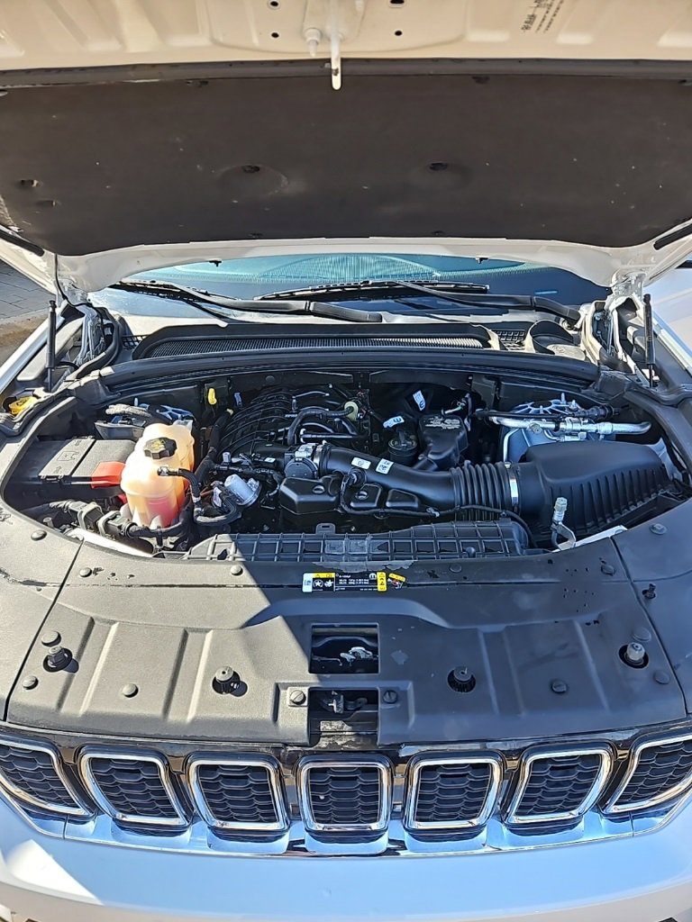 Used 2024 Jeep Grand Cherokee Limited image 10