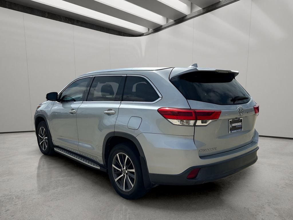 Used 2018 Toyota Highlander XLE image 3