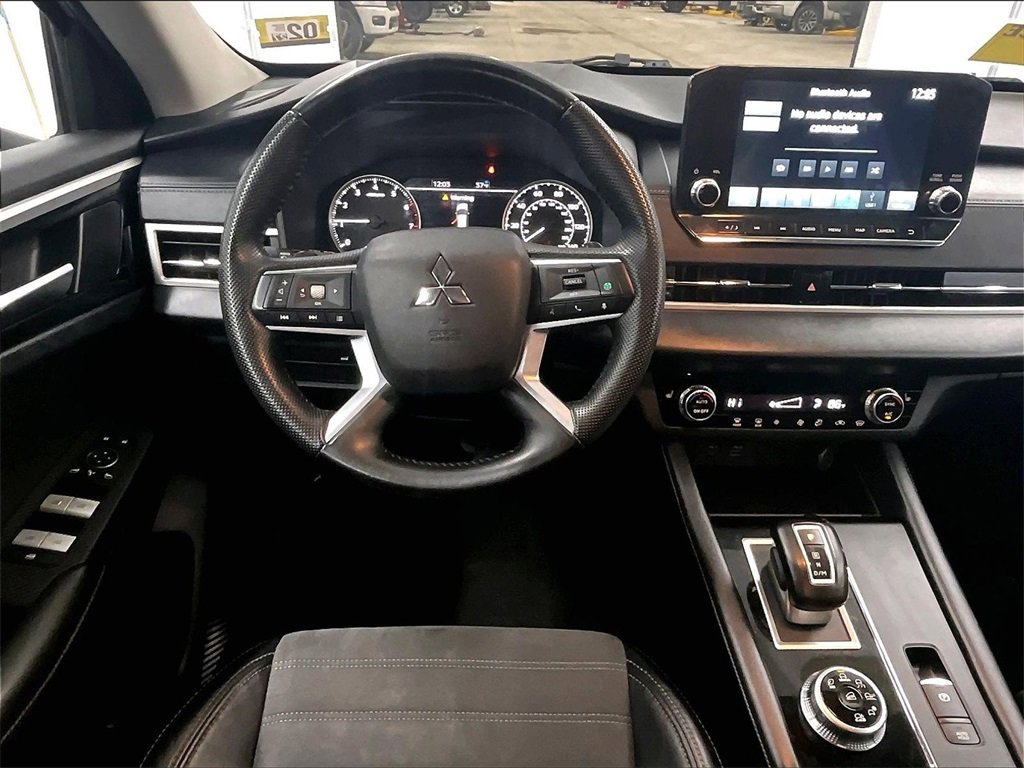 Used 2023 Mitsubishi Outlander SE image 17