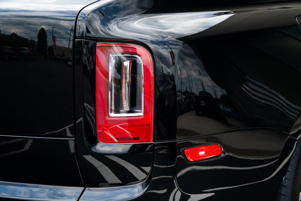Used 2022 Rolls-Royce Cullinan Black Badge AWD/4WD image 14