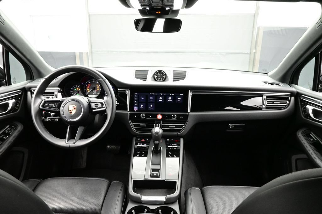 Certified 2025 Porsche Macan AWD/4WD image 20