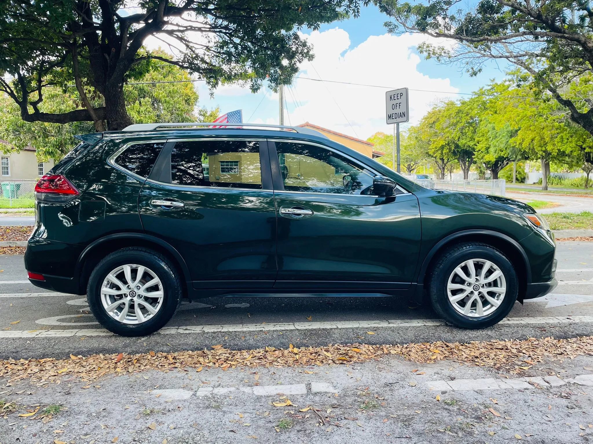 Used 2018 Nissan Rogue SV w/ Sun & Sound Touring Package image 6