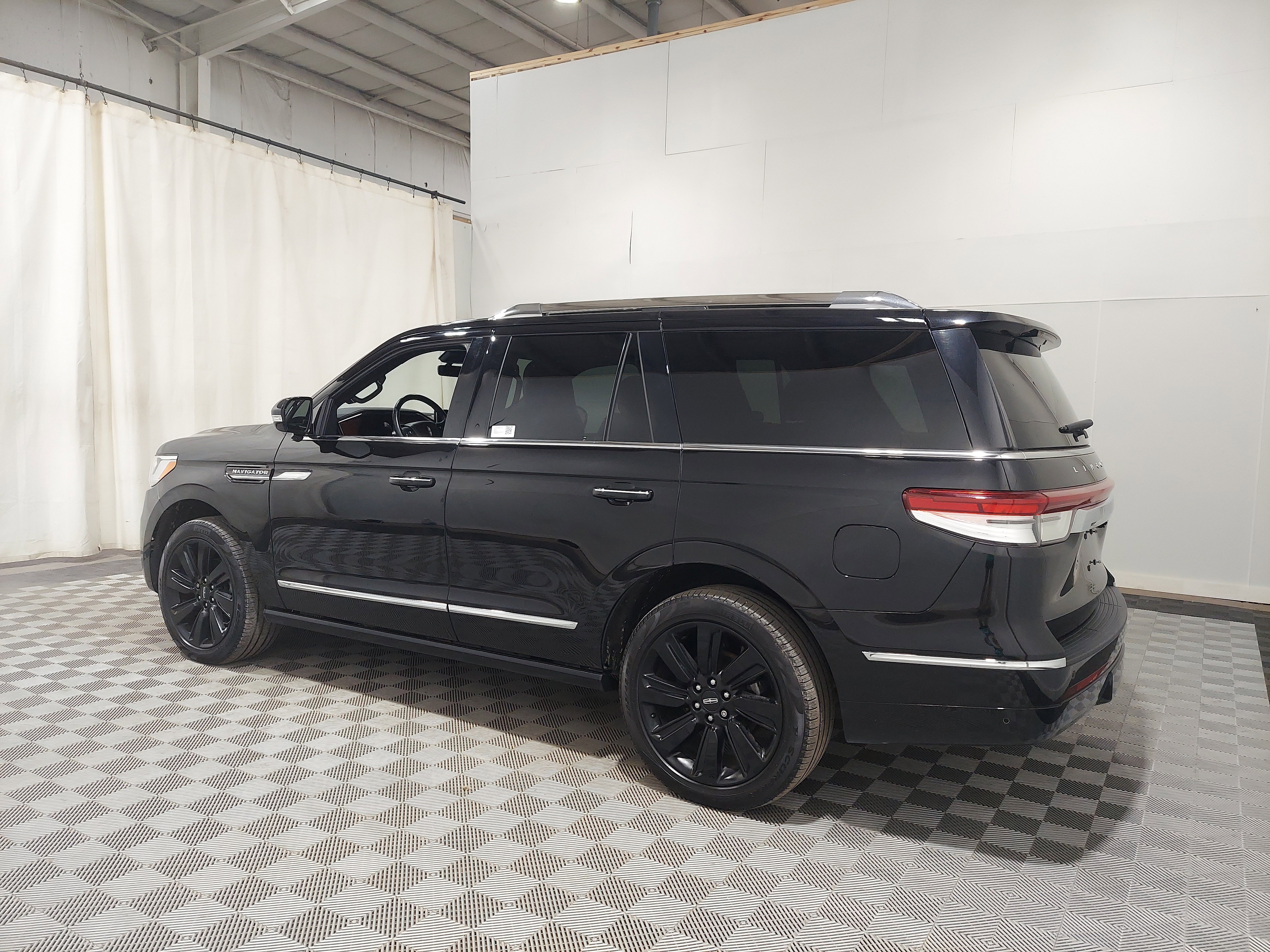 Used 2022 Lincoln Navigator Reserve w/ Equipment Group 201A image 2