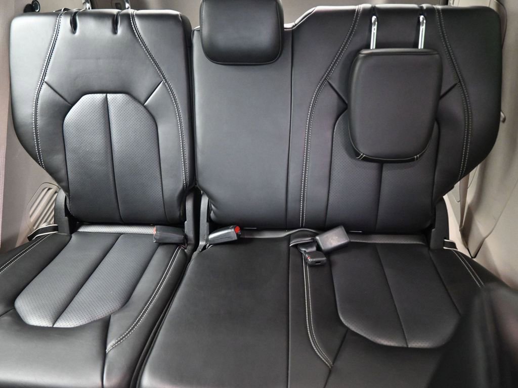 Used 2023 Chrysler Pacifica Touring-L image 14