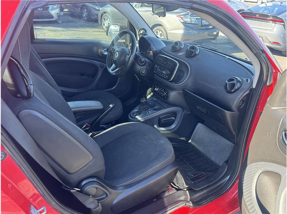 Used 2017 smart fortwo passion image 17
