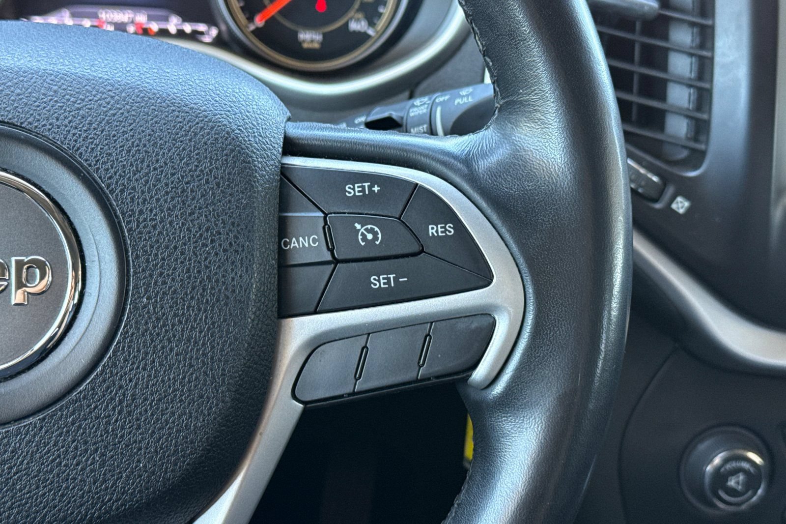 Used 2015 Jeep Cherokee Trailhawk AWD/4WD image 35