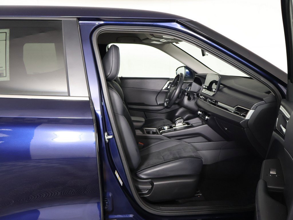 Used 2024 Mitsubishi Outlander SE image 32