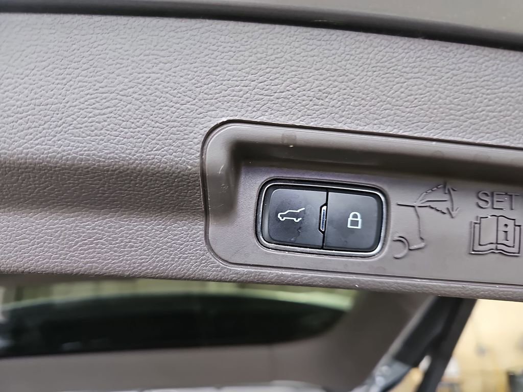 Used 2020 Ford Explorer Platinum w/ Premium Technology Package AWD/4WD image 13