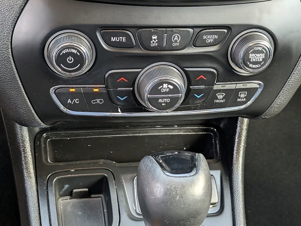 Used 2019 Jeep Cherokee Latitude Plus image 31