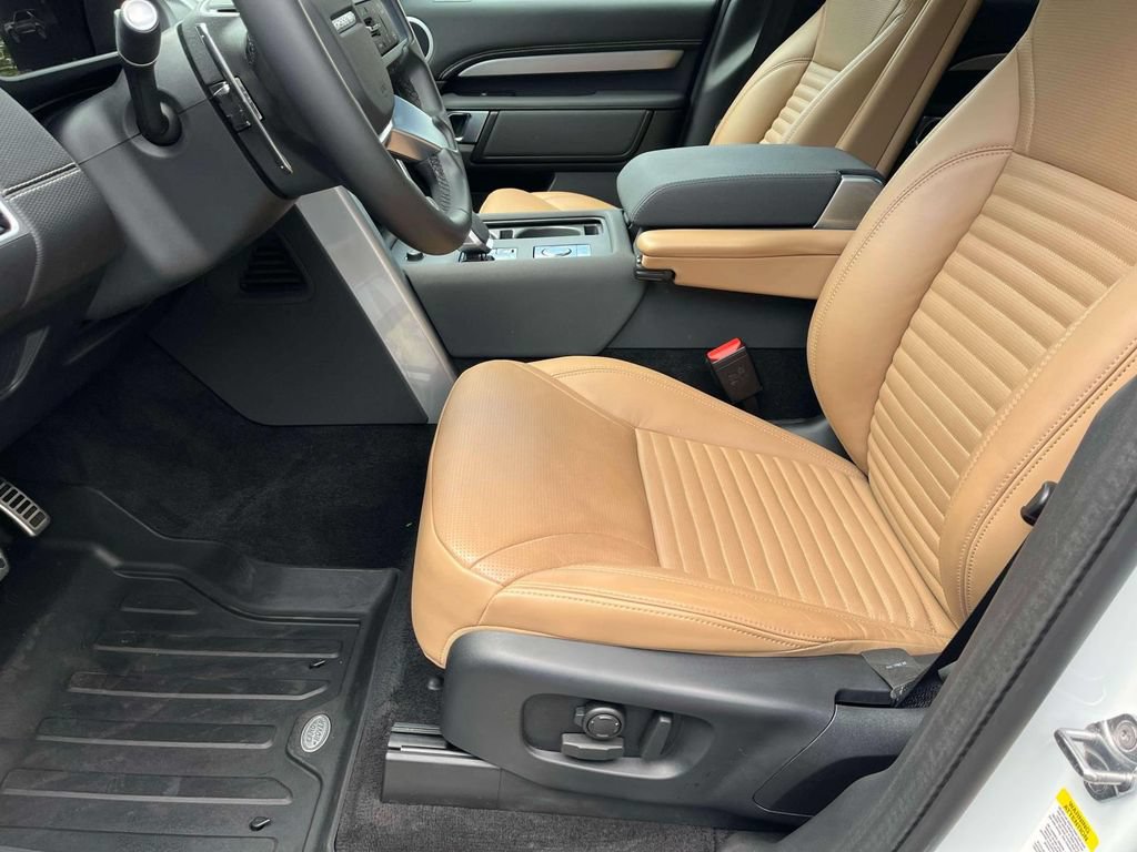 Used 2025 Land Rover Discovery Dynamic SE AWD/4WD image 9