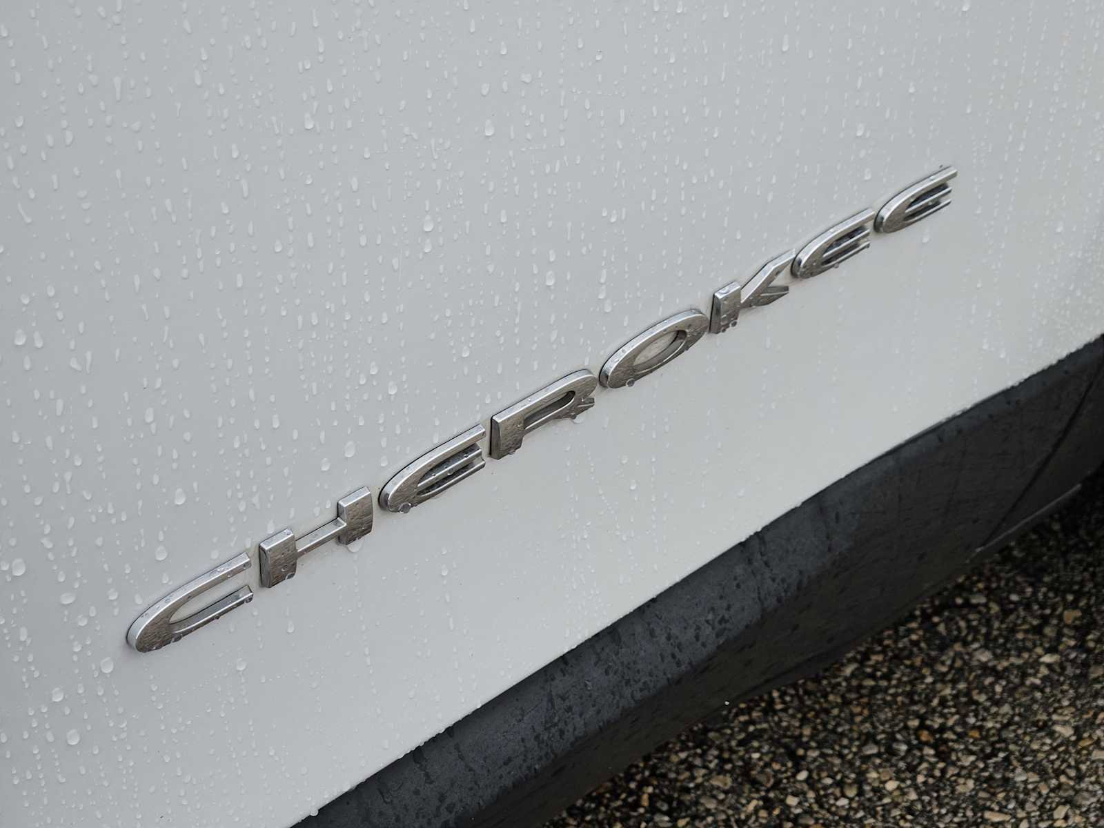Used 2019 Jeep Cherokee Limited FWD image 11