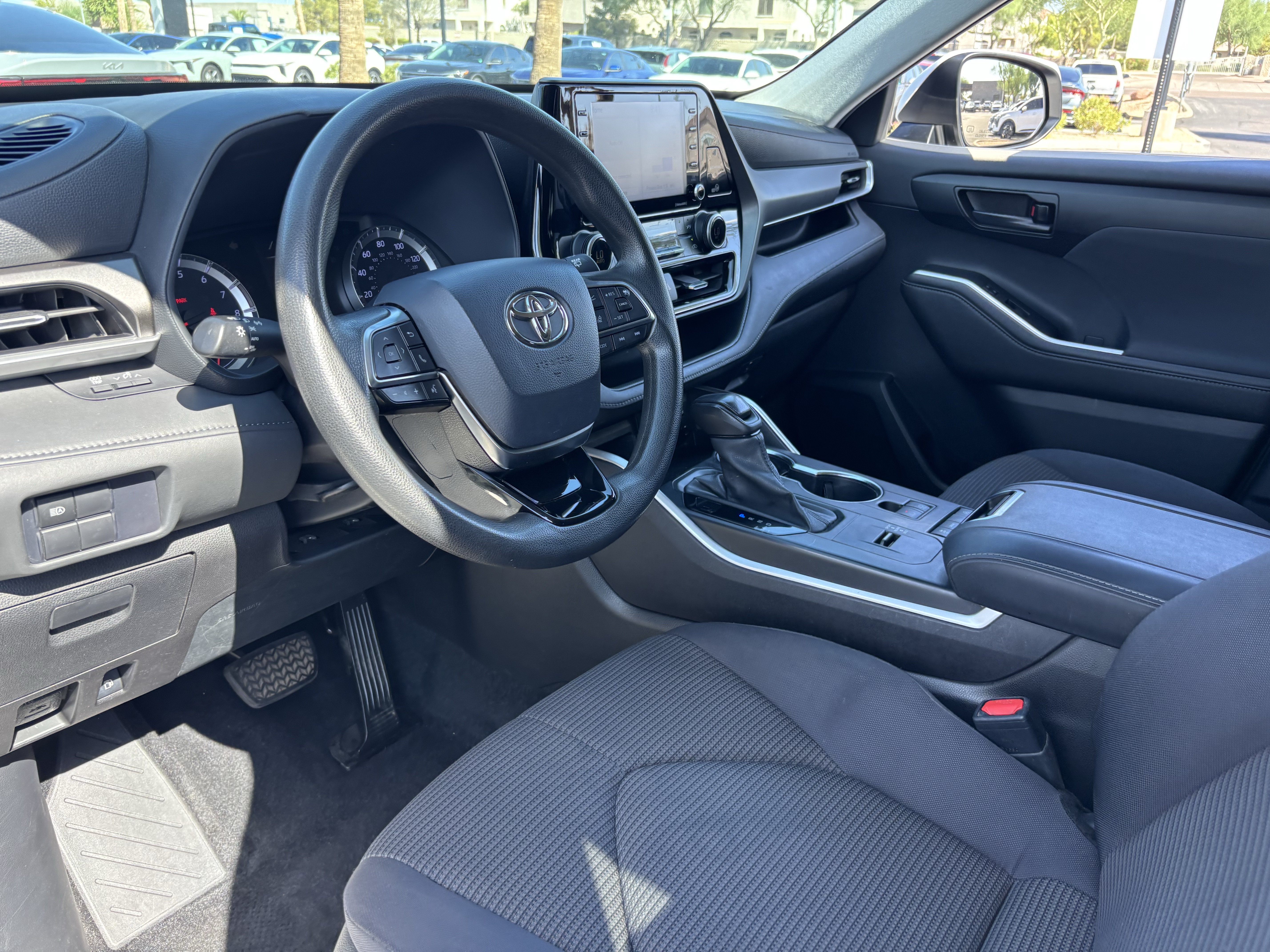 Used 2021 Toyota Highlander L FWD image 17