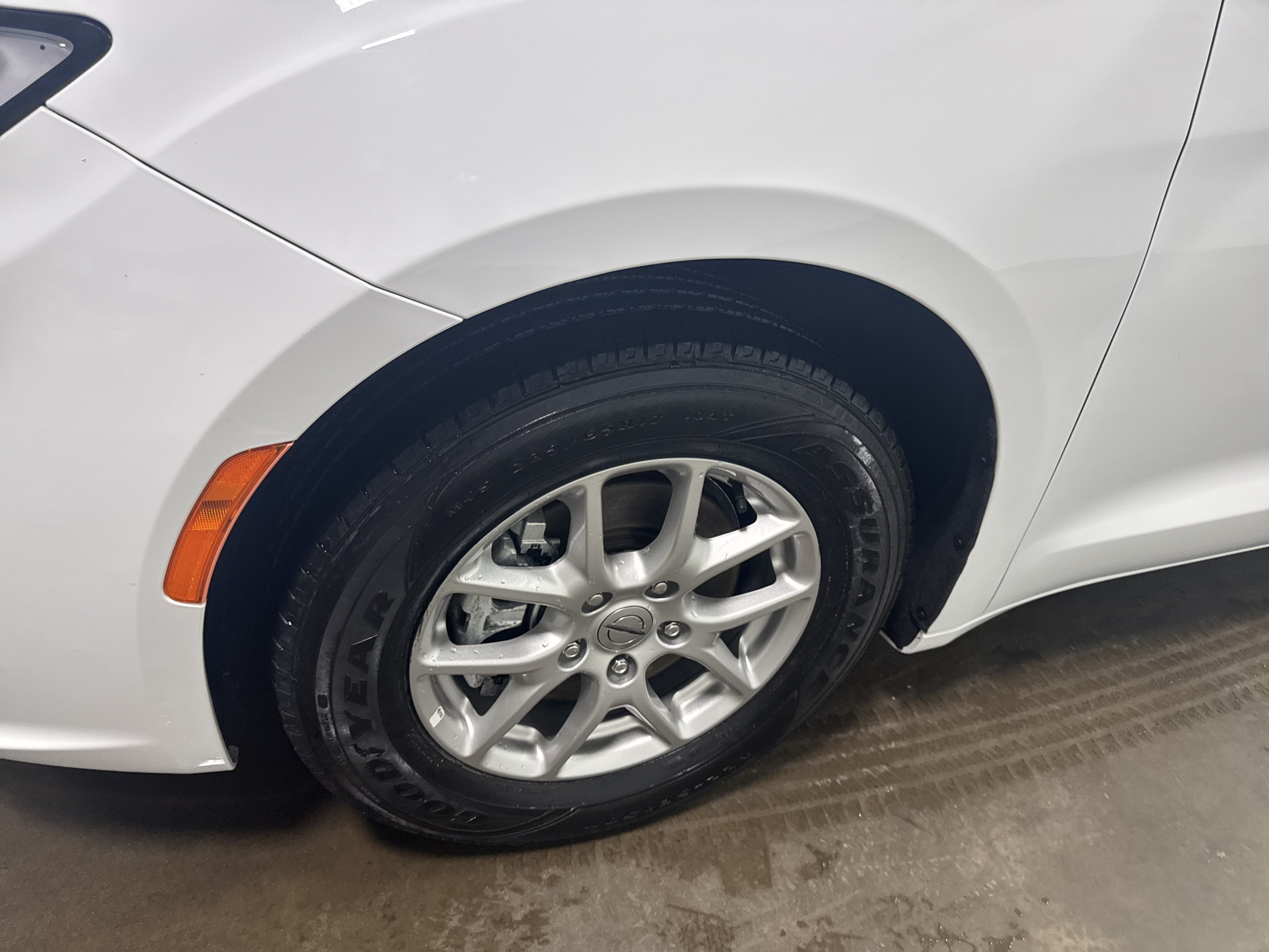 Used 2024 Chrysler Pacifica Touring-L FWD image 9
