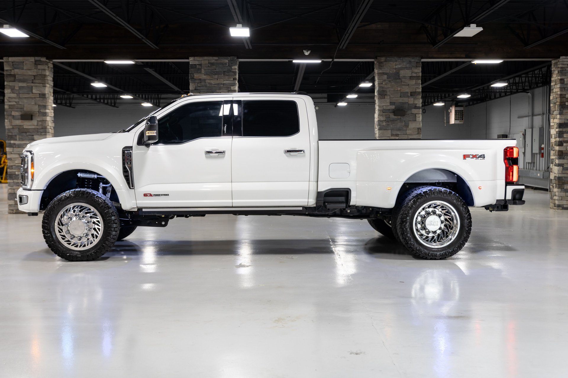 Used 2023 Ford F450 Platinum w/ FX4 Off-Road Package AWD/4WD image 19