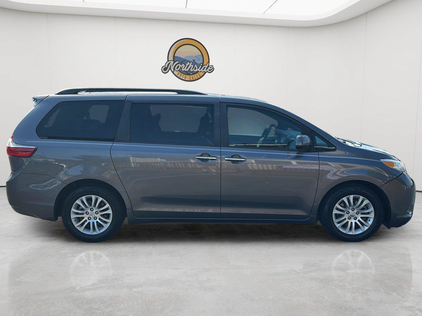 Used 2017 Toyota Sienna XLE w/ XLE Navigation Package FWD image 25