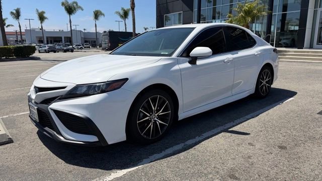 Used 2022 Toyota Camry SE FWD image 1