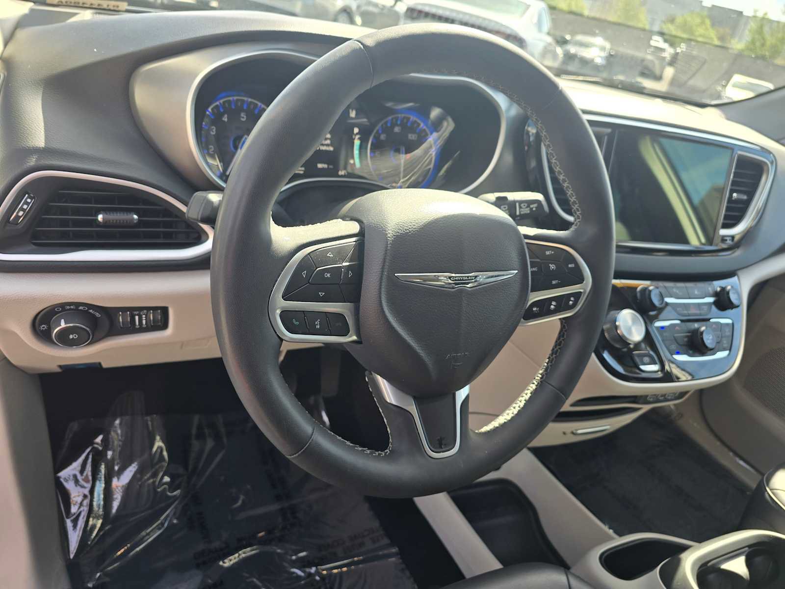 Used 2024 Chrysler Pacifica Touring-L image 25