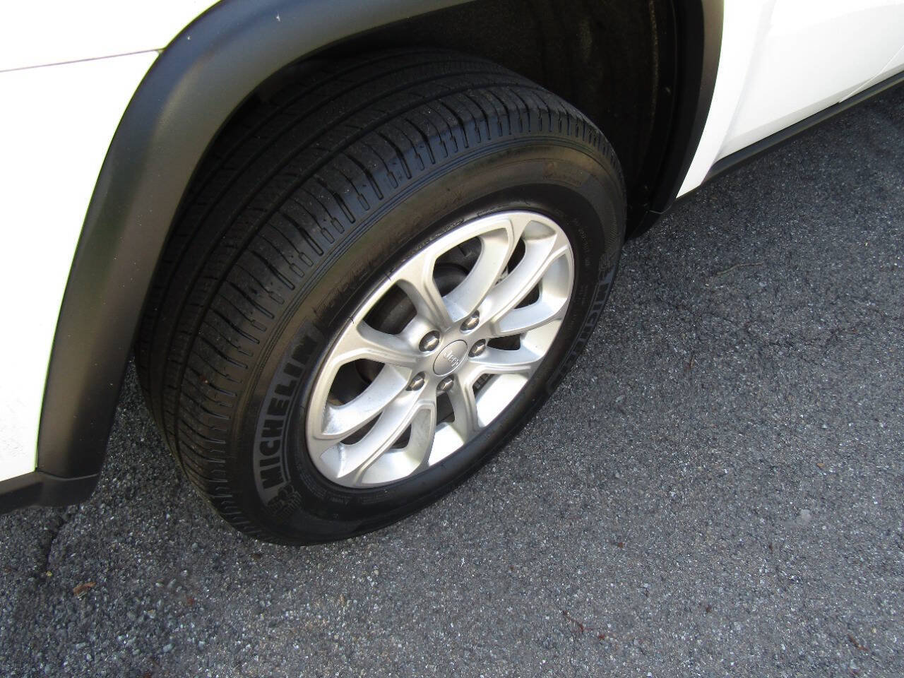 Used 2021 Jeep Grand Cherokee Laredo AWD/4WD image 35