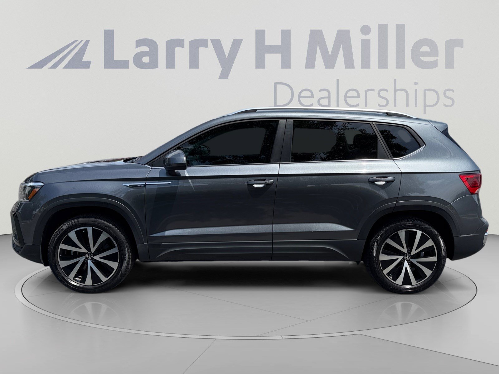 Used 2023 Volkswagen Taos SE AWD/4WD image 2