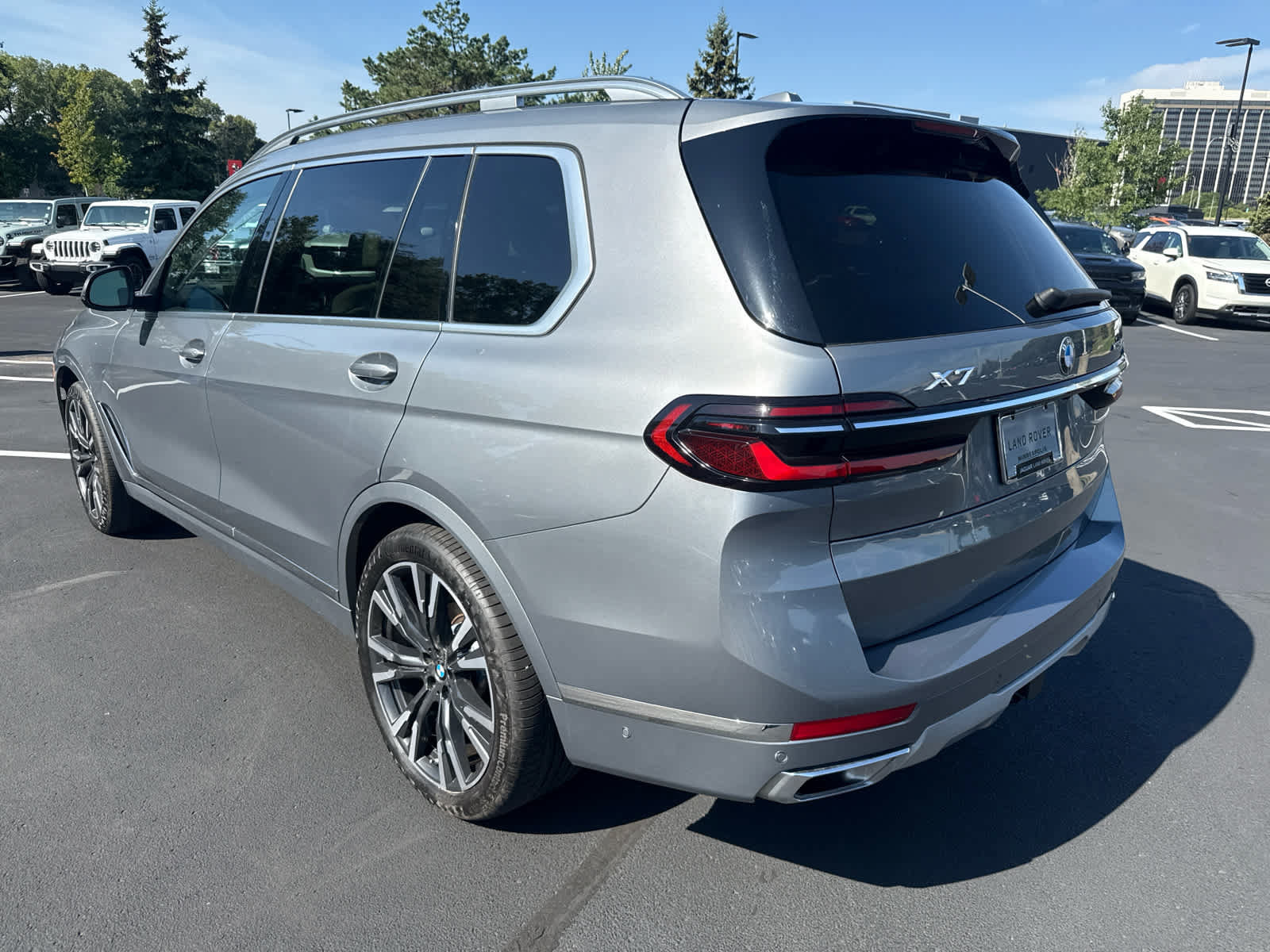 Used 2023 BMW X7 xDrive40i w/ Executive Package AWD/4WD image 3