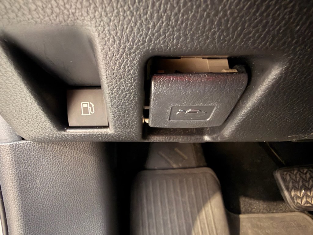 Used 2021 Toyota RAV4 LE image 15