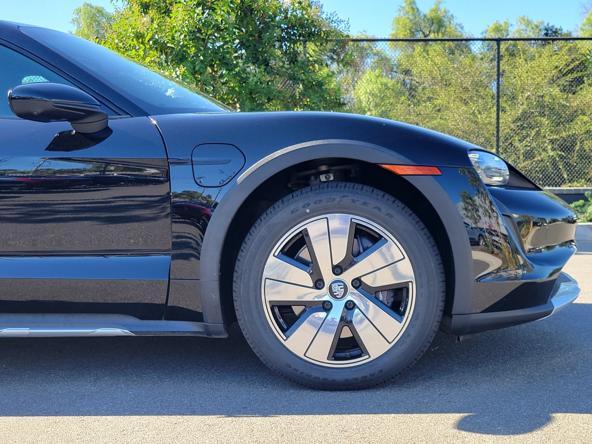 Certified 2022 Porsche Taycan 4 Cross Turismo AWD/4WD image 11