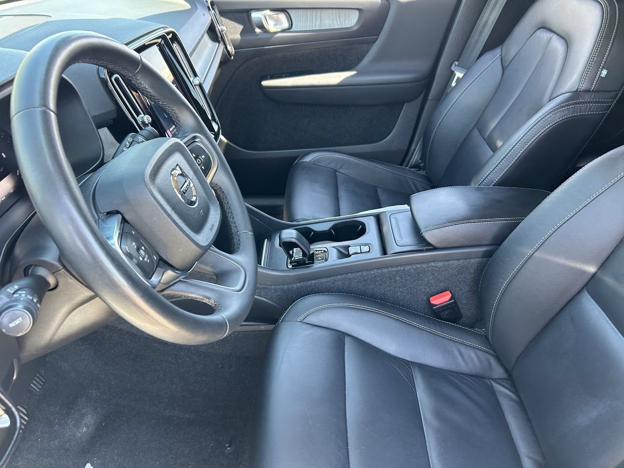 Used 2023 Volvo XC40 B4 Core FWD image 29