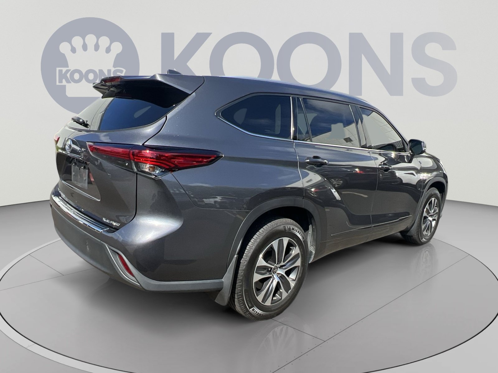 Used 2022 Toyota Highlander XLE AWD/4WD image 7