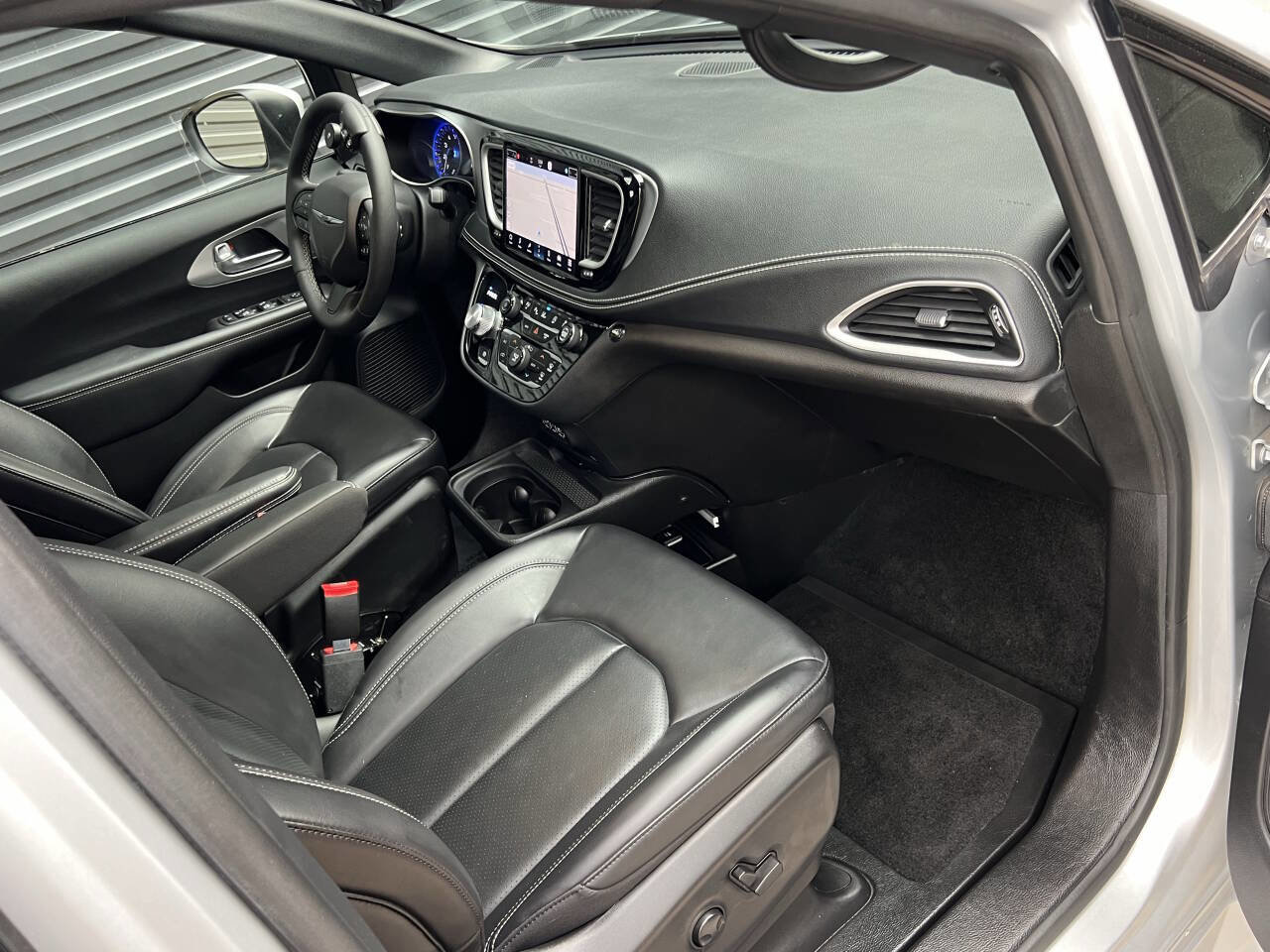 Used 2023 Chrysler Pacifica Touring-L w/ Uconnect Theater Family Group image 28