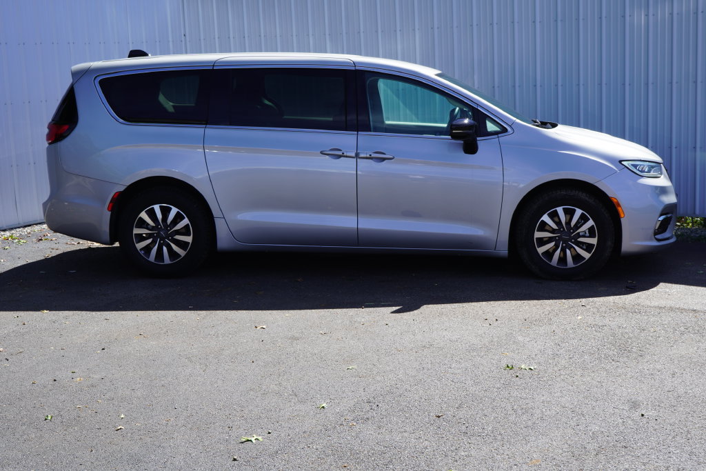 Used 2024 Chrysler Pacifica Limited FWD image 2