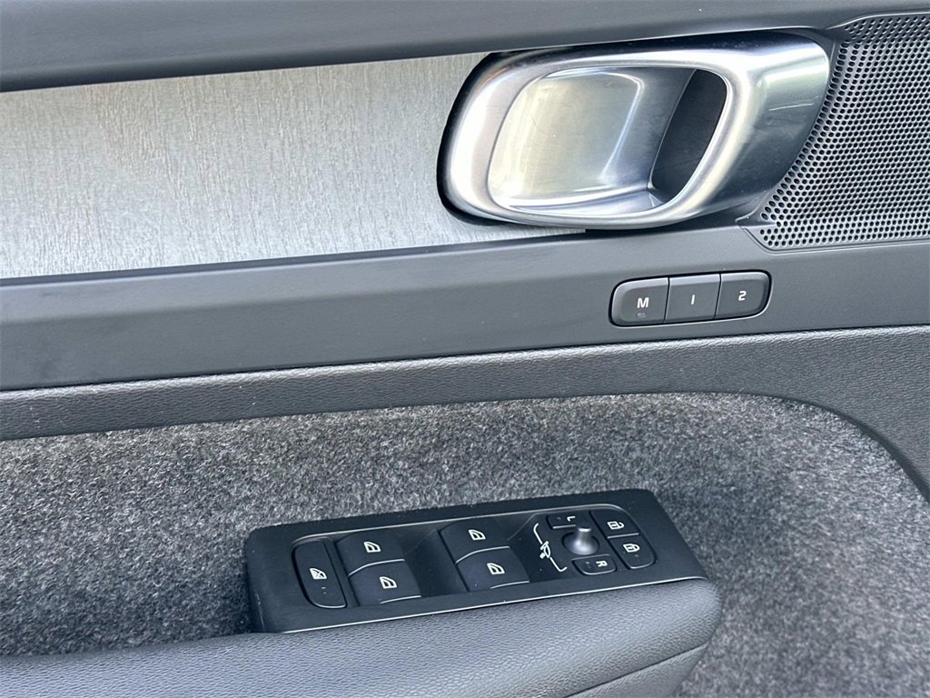 Used 2025 Volvo XC40 B5 Plus image 17