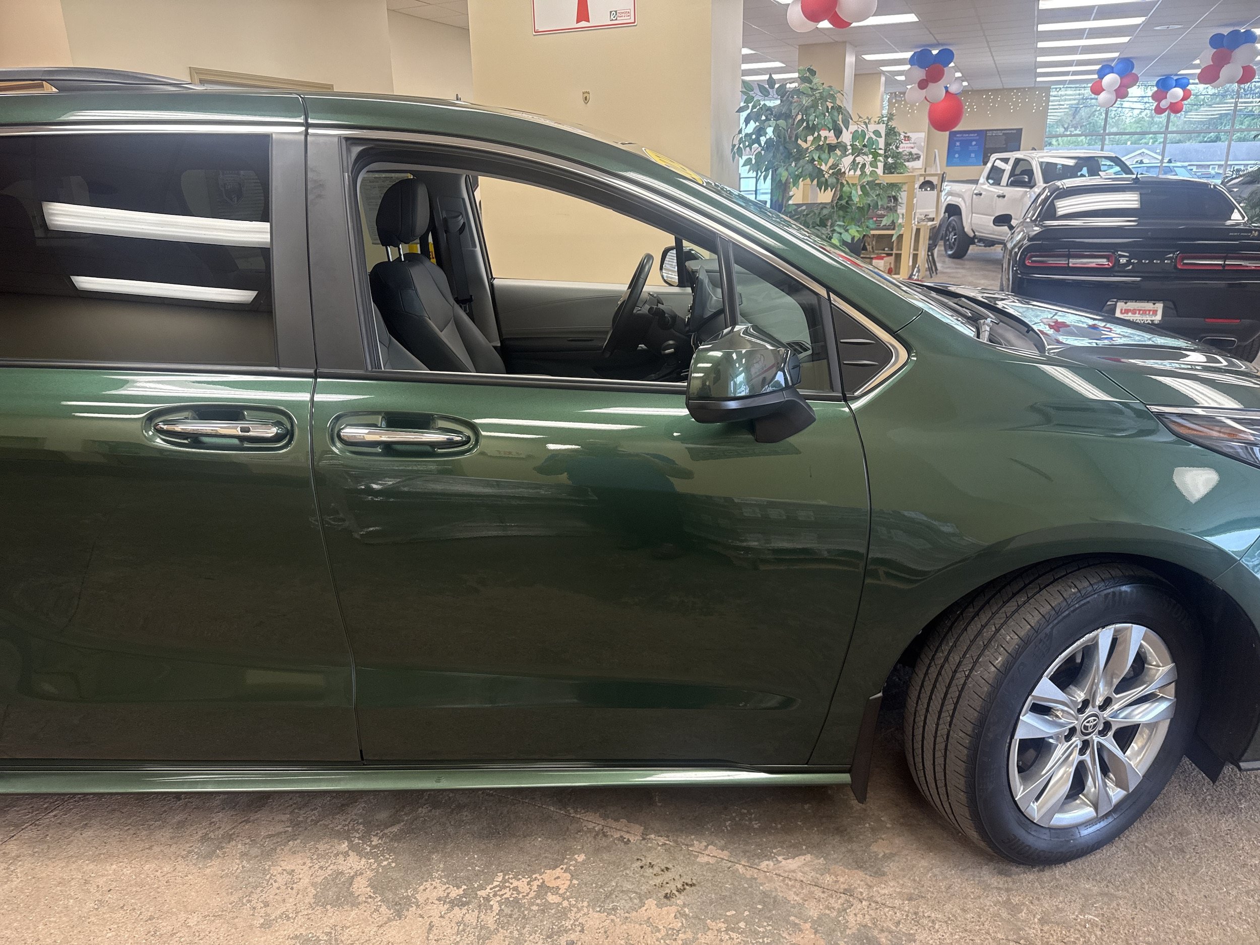 Used 2024 Toyota Sienna XLE w/ XLE Plus Package AWD/4WD image 4