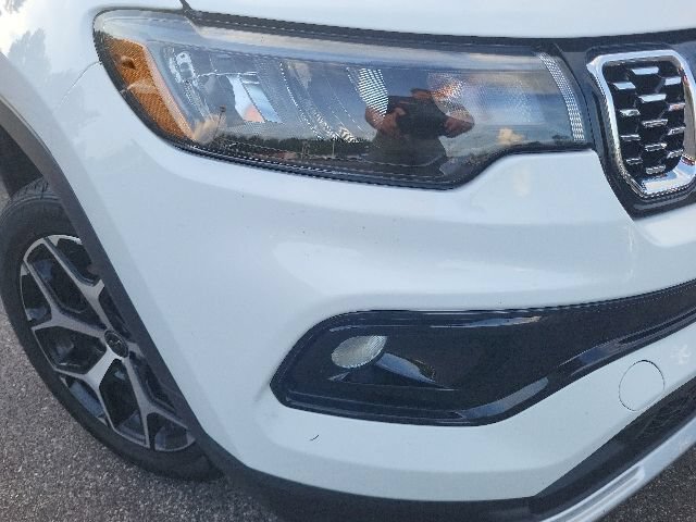 Used 2025 Jeep Compass Limited AWD/4WD image 5