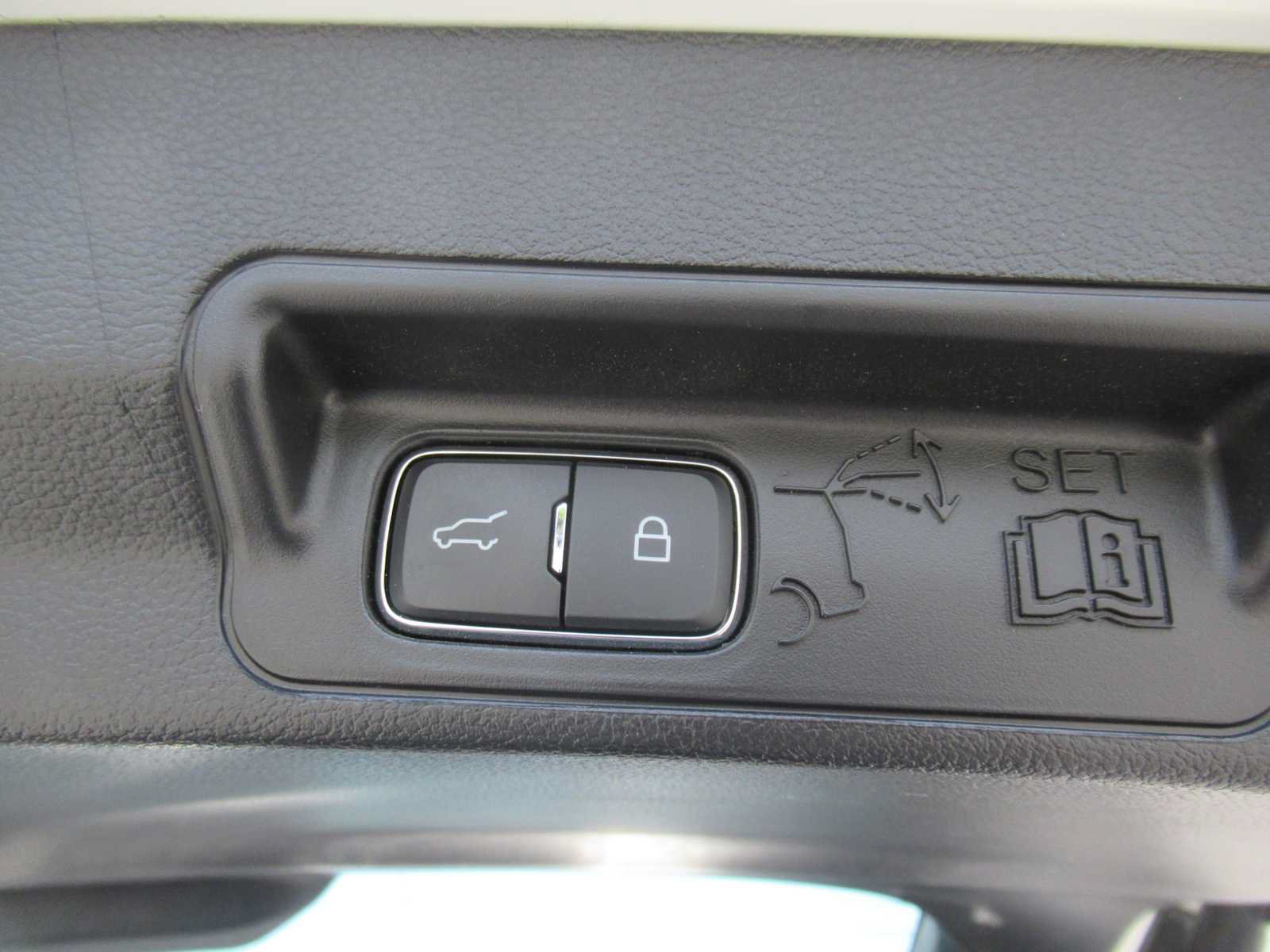 Used 2020 Ford Explorer XLT w/ Equipment Group 202A AWD/4WD image 22