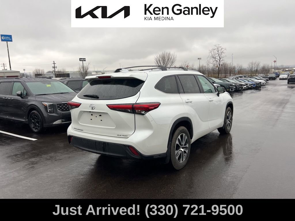 Used 2023 Toyota Highlander XLE image 5